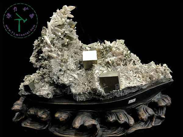 黃鐵礦+水晶（日本律雙晶），43x34x22cm-湖北大冶