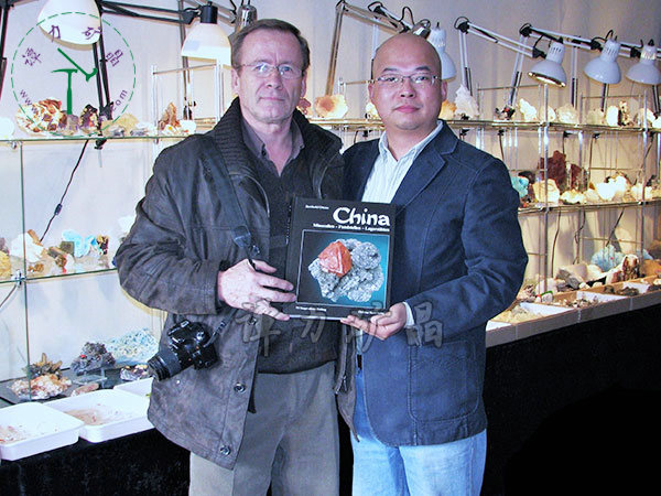 《中國(guó)礦物與產(chǎn)地》作者，德國(guó)礦物學(xué)家Berthold-Ottens貝特赫爾德·奧騰斯（左），譚力（右）