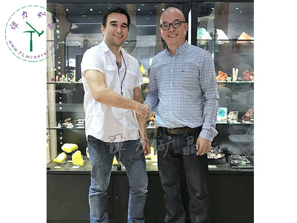 亞利桑那大學(xué)礦物學(xué)Marcus馬庫(kù)斯教授（左），譚力（右）