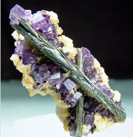 長沙市譚力礦產品有限公司,長沙礦產品銷售,工藝品銷售,鉆石飾品批發(fā)